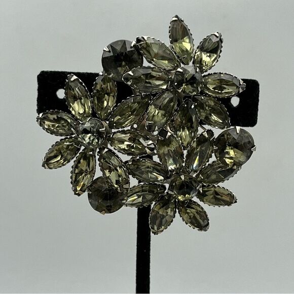 Jewelry - Large unisex glass silver tone prong set 3D grey floral 3 set Brooch